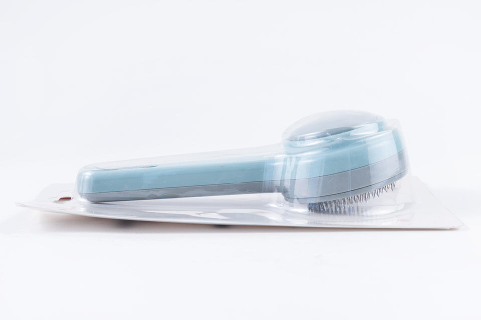 Self cleaning comb for pets