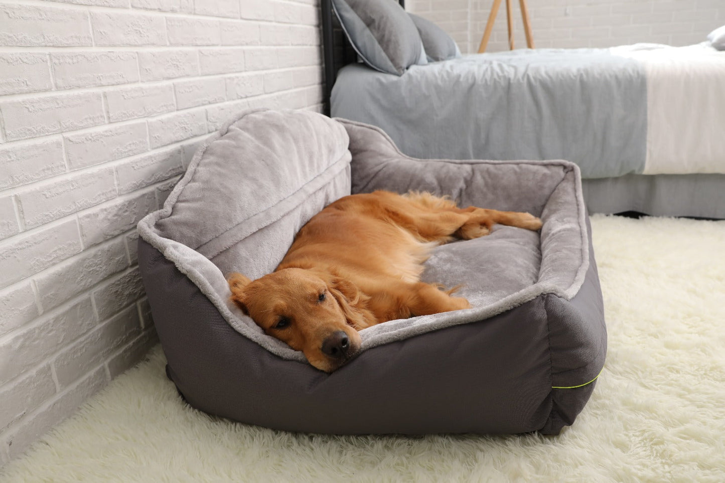 cama gris con respaldar